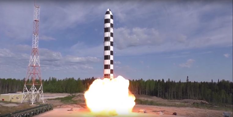 Rusland ontwikkelde de ballistische raket RS-28 Sarmat om kernwapens af te kunnen gooien.   Beeld ANP / EPA