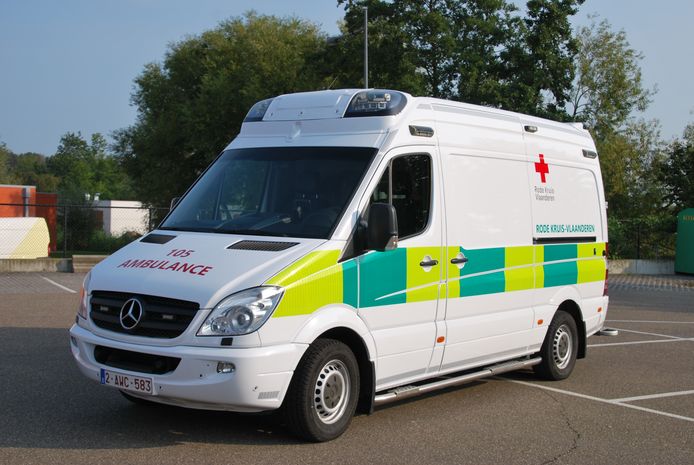 De nieuwe ziekenwagen voor de Rode Kruisafdeling van Zoutleeuw-Linter-Geetbets.