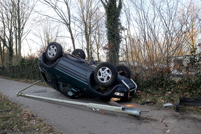 Auto beland op dak in Hoeven, dronken bestuurster meegenomen naar politiebureau. Foto Alexander Vingerhoeds