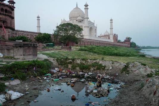 De Taj Mahal weerkaatst in het rioolwater dat geloosd wordt op de rivier Yamuna.