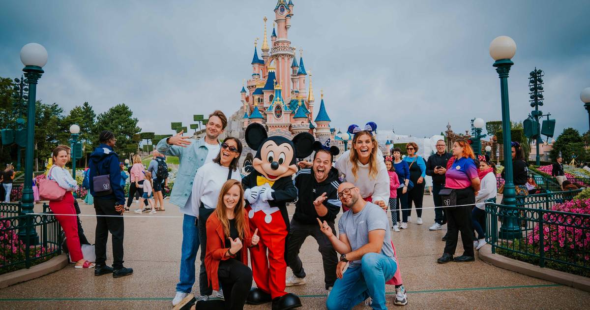 nel quadro.  DJ MNM festeggia la fine delle vacanze estive a Disneyland Paris |  B.V