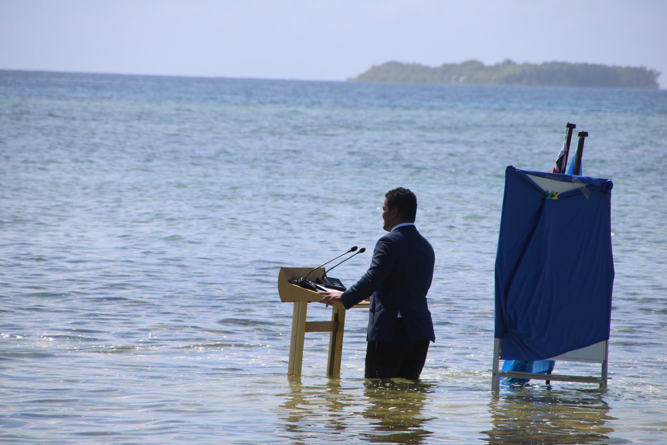 Ce ministre prononce son discours les pieds dans l’eau pour alerter sur le changement climatique