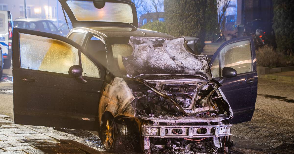 Auto brandt uit in Woerden, politie vermoedt brandstichting.