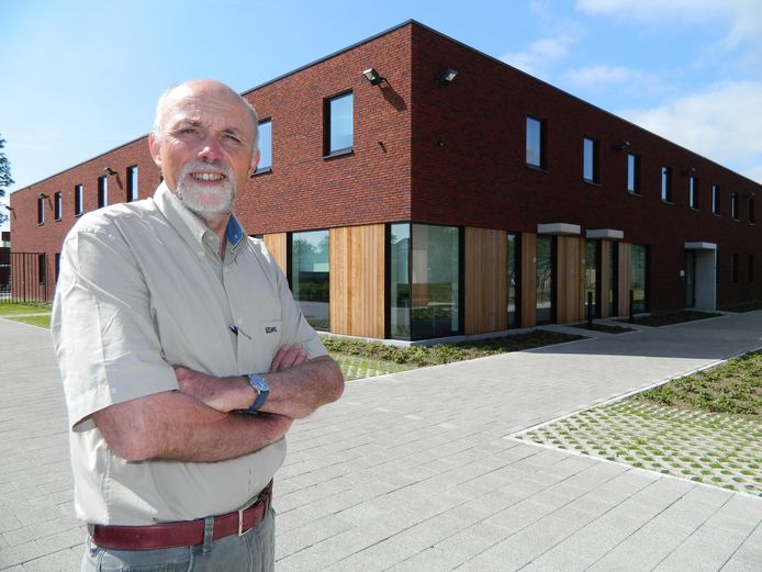 Directeur Luc Vemeylen voor een van de nieuwe blokken van het Multifunctioneel Centrum Meetjesland.