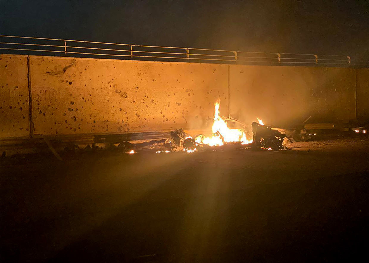 Een van de vernielde auto’s na een eerdere luchtaanval van de VS bij Bagdad, waarbij vrijdag de hoge Iraanse generaal Qassem Soleimani omkwam.  Beeld AFP