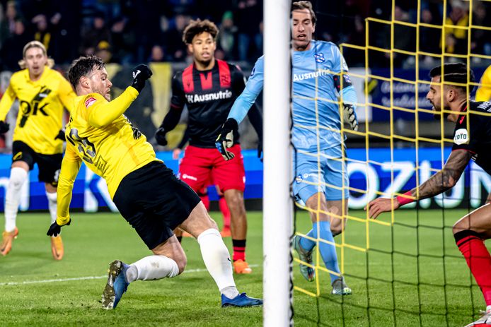 Tom Boere tikt de 1-0 binnen.