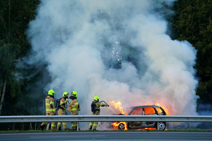 De auto die in brand is gevlogen op de A1 tussen Stroe en Voorthuizen is volledig uitgebrand.