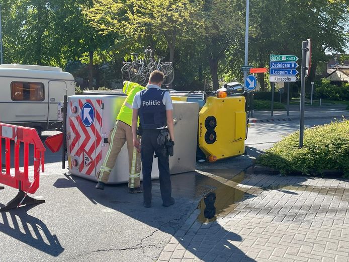 De reinigingsmachine kantelde op de rotonde.