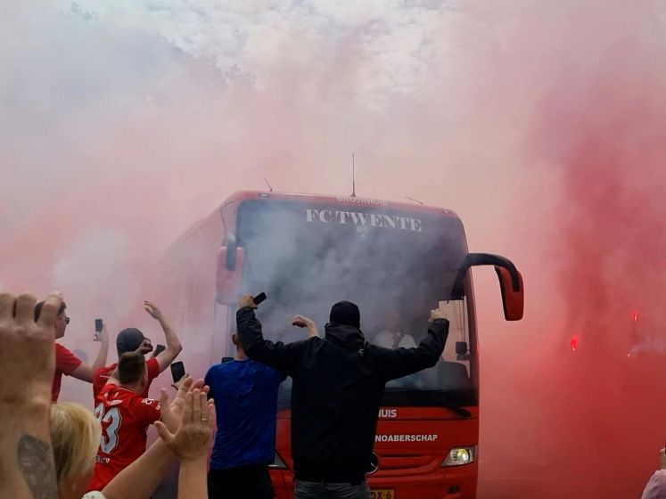 Zo werd de spelersbus van FC Twente uitgezwaaid