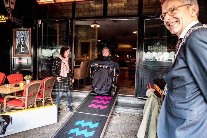 Onder toeziend oog van burgemeester Jeroen Dijsselbloem werd het eerste Eindhovense ‘plenkske’ maandag in gebruik genomen.