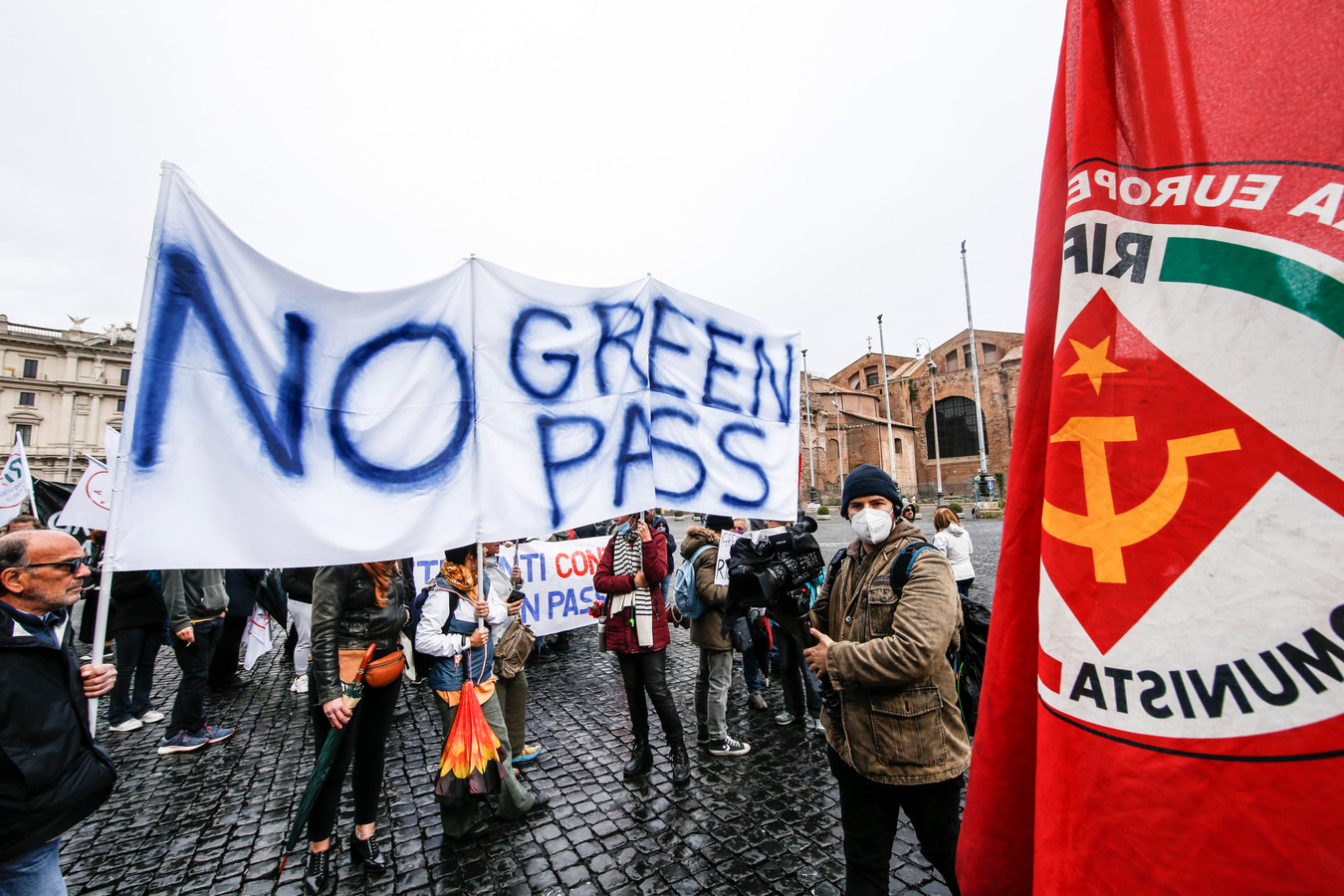 Niet iedereen is echter tevreden met de maatregel. Vorig weekend kwamen in Rome enkele duizenden mensen op straat om te protesteren tegen de invoering van de verplichting.