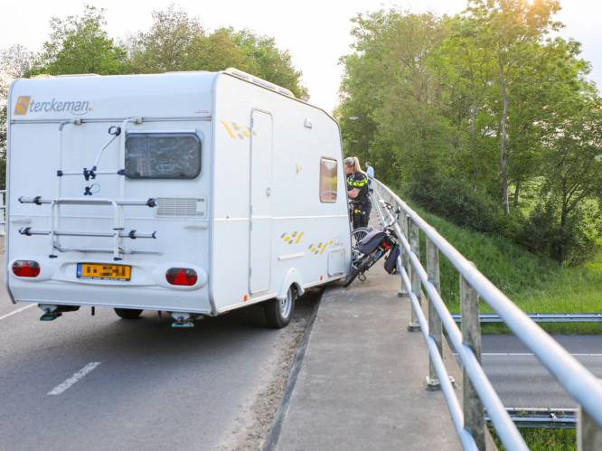 Op hol geslagen caravan rijdt fietser van de sokken in Apeldoorn