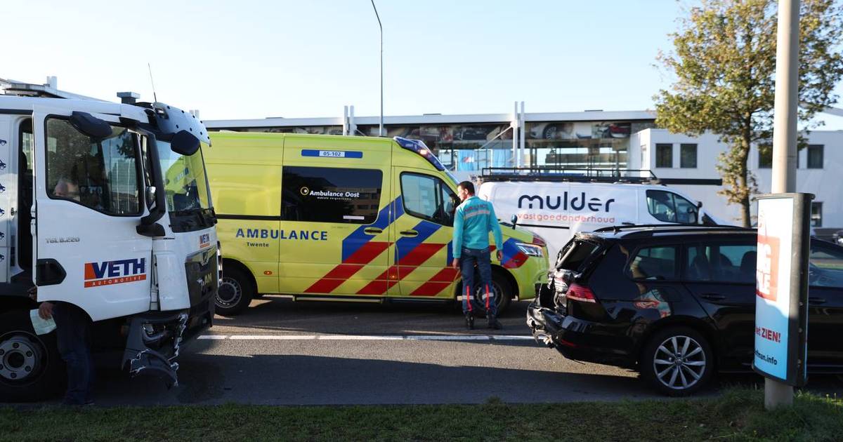 Meerdere wegen afgesloten na aanrijding op de HR Holstlaan in Almelo.