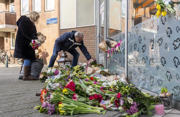 Voor de deur bij een snackbar liggen bloemen voor de overleden eigenaar.