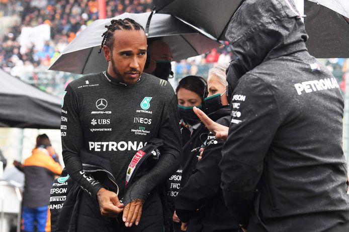 Lewis Hamilton moest net als iedereen 3u schuilen voor de regen.