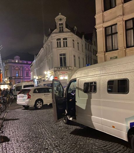 Opnieuw grootschalige controle in Brugse uitgaansbuurt in strijd tegen aanhoudende overlast: “Helft van gecontroleerde feestvierders was gekend voor strafbare feiten”