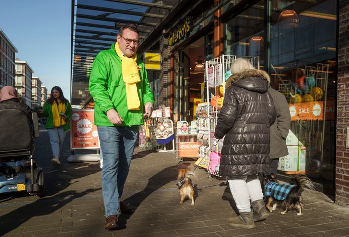 Archieffoto: Richard de Mos van Groep de Mos / Hart voor Den Haag op campagne in winkelcentrum Leyweg.