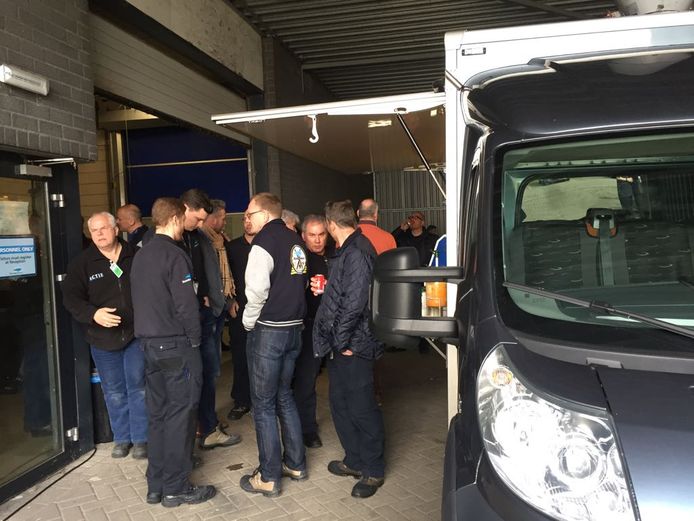 In een lege hal van StandardAero in Tilburg staat voor de werkonderbrekers een frietkraam.