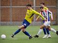 In de stromende regen plaatst OSS'20-speler Jari van Ginkel een voorzet.