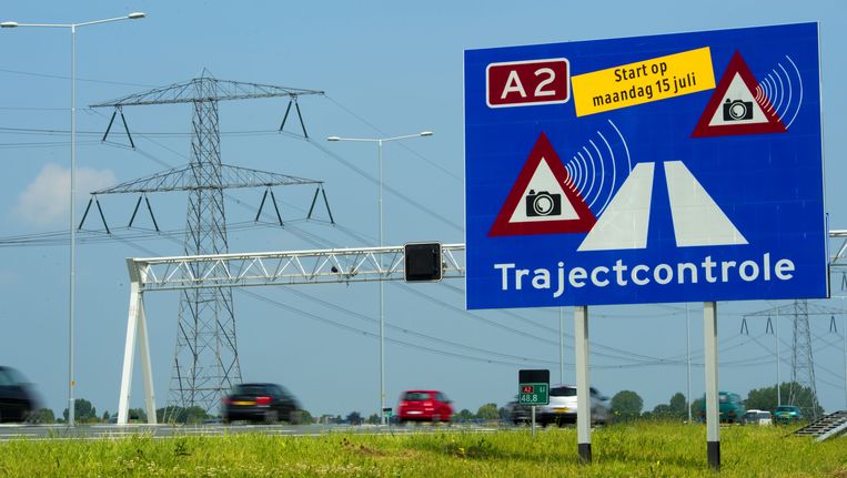 Borden langs de A2 geven de trajectcontrole tussen Utrecht en Amsterdam aan. Beeld ANP