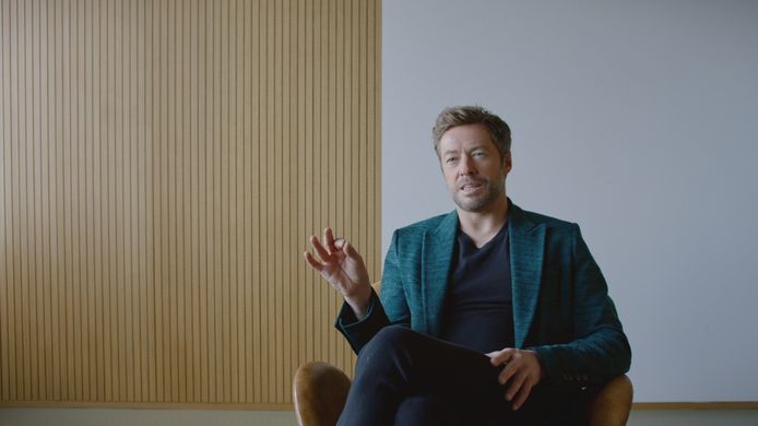 Bart Schols vertelt in 'Therapie' over zijn traumatische jeugd.