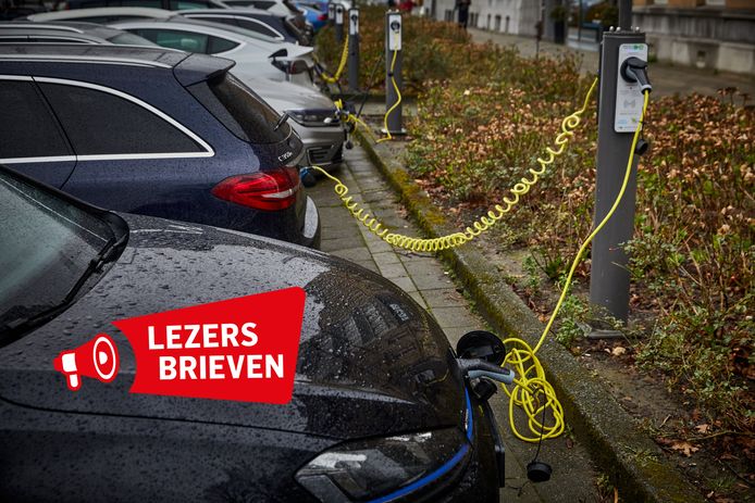 Hybride auto’s aan de laders bij Laadplein Veerkracht aan bij Veerhaven.