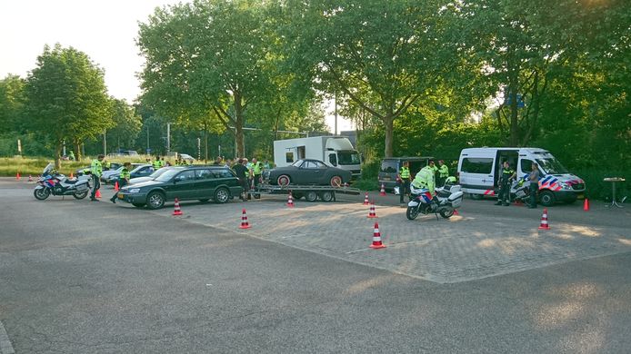 Bij een grote verkeerscontrole op de Varkensweide in Doetinchem werkte de politie, de RDW en de Belastingdienst samen.