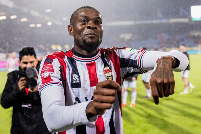 Jeremy Bokila viert zijn feestje met de fans na de ruime zege van Willem II.