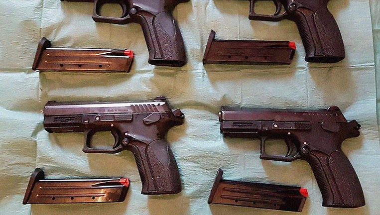 Foto van de gevonden wapens Beeld Politie