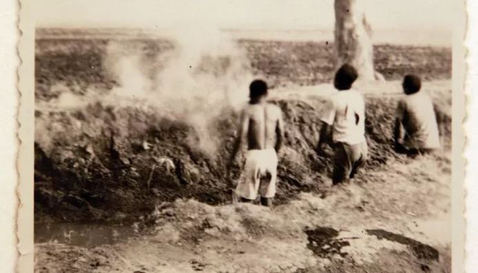 Een afbeelding van een executie in voormalig Nederlands-Indië, uit een fotoboek van een soldaat uit Enschede uitgezonden in 1947.