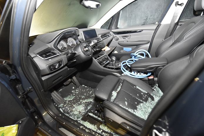 Een BMW waarbij een deel van het interieur is gestolen.