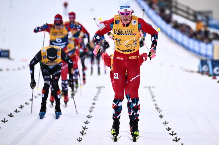 De Noorse Johannes Hosflot Klaebo, een grootheid in het biatlon, heeft oliemaatschappij Uno-X als privésponsor. Beeld AFP