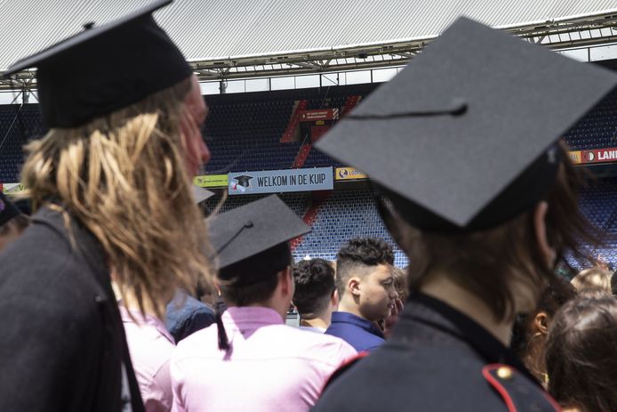 Fors meer middelbare scholieren behaalden dit jaar zonder centraal eindexamen hun diploma.