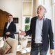 Het nieuwe erbij horen: Sotheby's-bord in de tuin