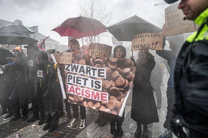 Kick Out Zwarte Piet tijdens de demonstratie van afgelopen intocht in De Lier.