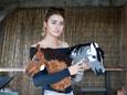 De Zundertse Tara Mauritsz met twee van de populaire hobbyhorses die ze zelf maakt. Ze verkoopt de hippe stokpaarden over de hele wereld.