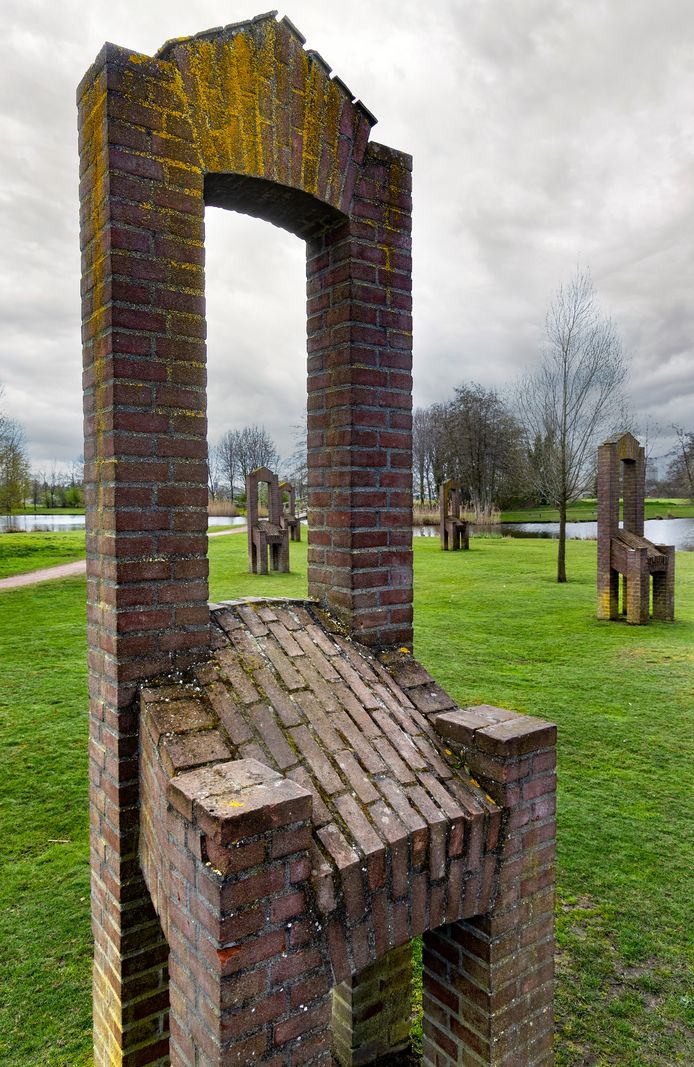 Het kunstwerk in het park in Gemert.