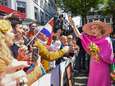 IN BEELD. Willem-Alexander en Máxima uitbundig, Amalia “moet wennen” aan aandacht: Nederland viert Koningsdag