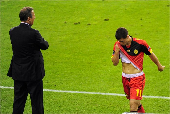 Eden Hazard gunt Leekens geen blik na zijn wissel tegen Turkije en gaat een hamburger eten.