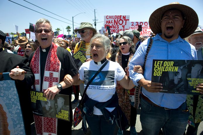 Woedende Amerikanen betuigden zaterdag voor het Otay Mesa Detentie Centrum in San Diego hun steun aan immigrantengezinnen die werden gescheiden bij de Amerikaans-Mexicaanse grens.