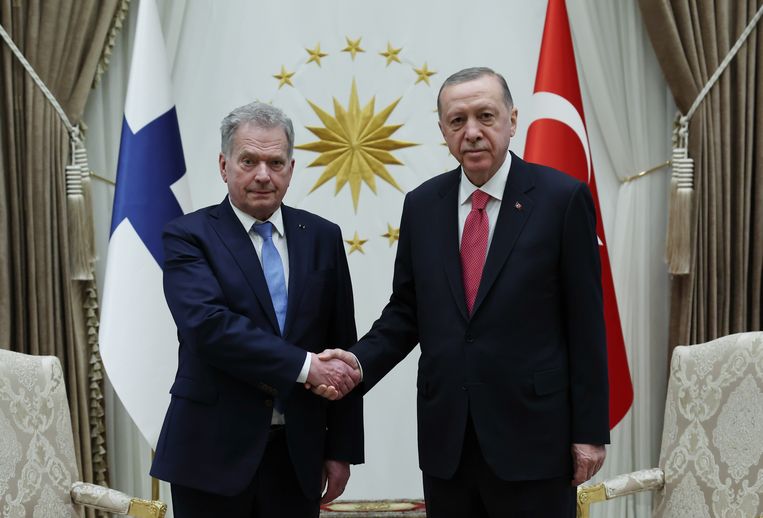De Turkse president Recep Erdogan (rechts) met zijn Finse collega Sauli Niinistö. Beeld ANP / EPA