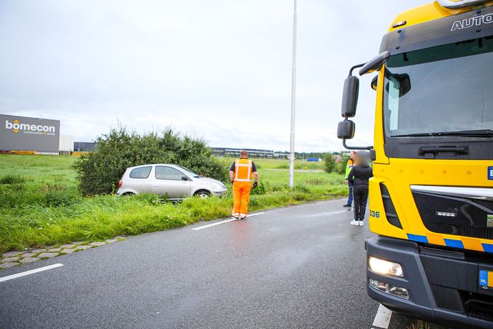 De auto kwam naast de afrit terecht.