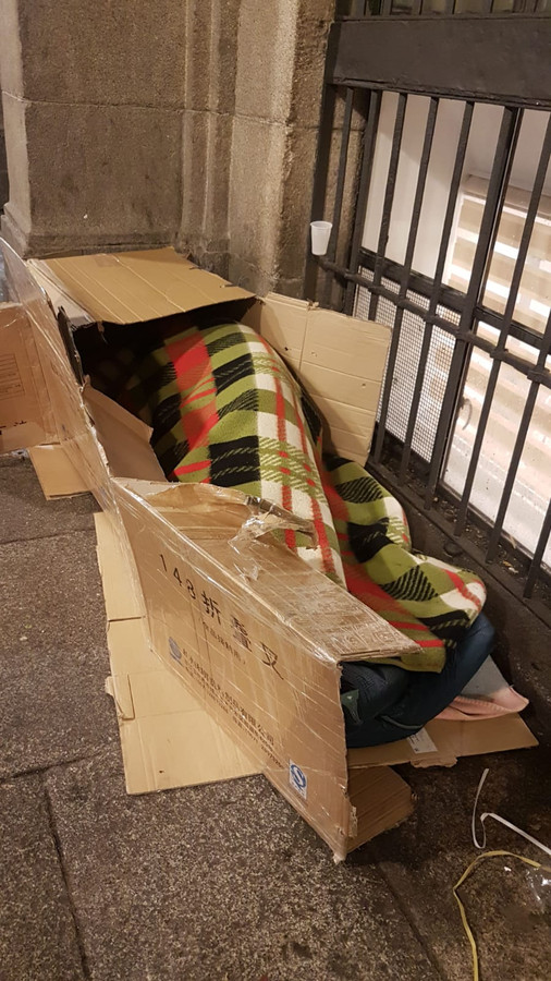 Hennie brengt kleding naar vluchtelingen in Madrid: 'Mensen sliepen in dozen' | Foto | gelderlander.nl