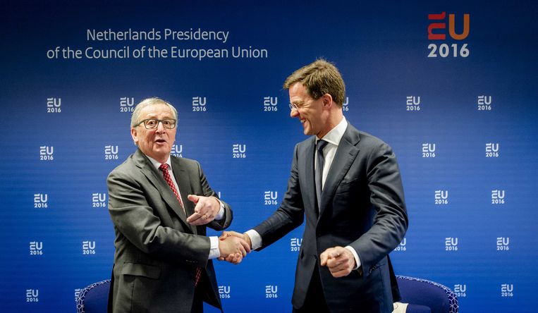 Premier Rutte verwelkomt president Juncker van de Europese Commissie in het Scheepvaartmuseum. Beeld anp