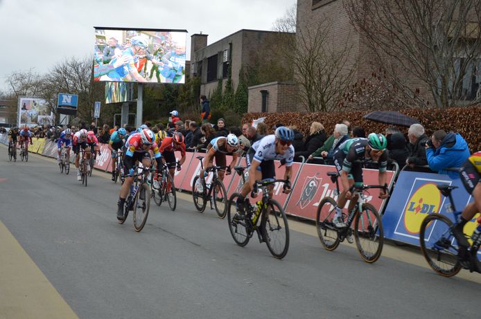 De aankomst van de Omloop op de Onderwijslaan in Ninove.