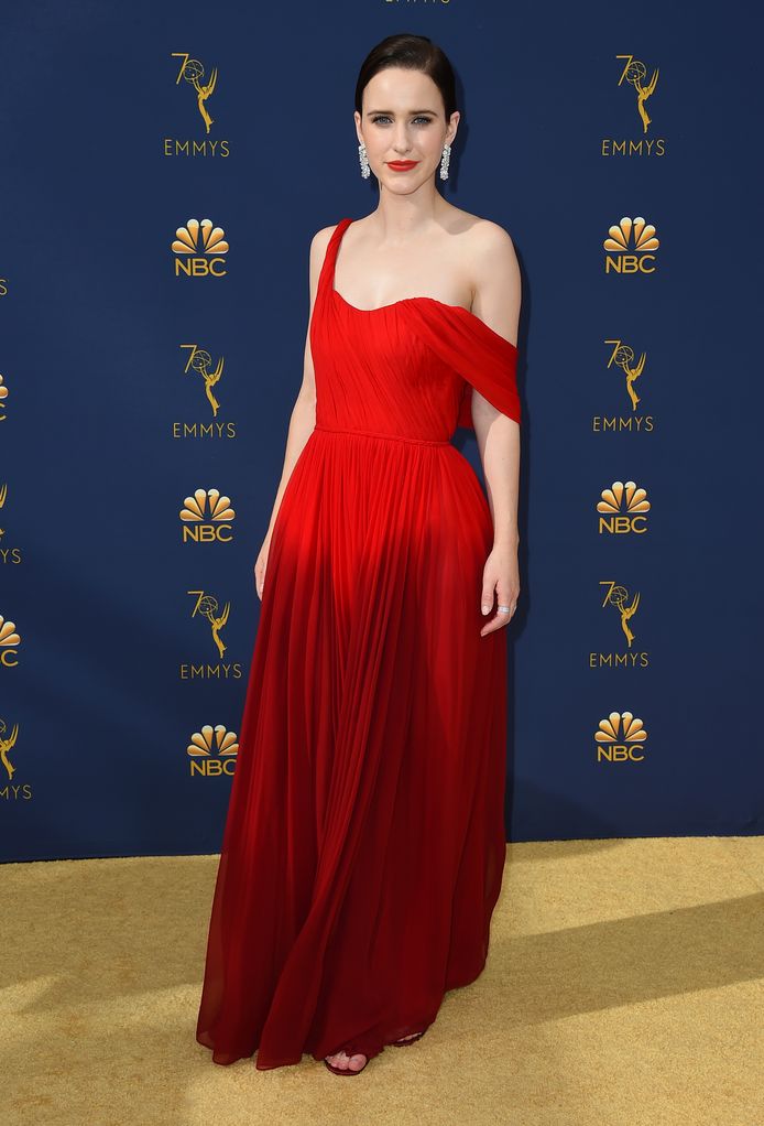 Rachel Brosnahan, die een Emmy won voor ‘The Marvelous Mrs. Maisel’, in Oscar de la Renta.