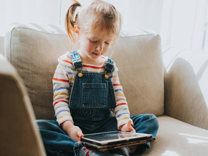 Is het nu wel of niet verantwoord om je kind af te leiden met een scherm? Niet, zegt dit onderzoek