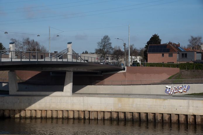 De nieuwe wand langs de R4 aan de nieuwe brug werd reeds beklad met graffiti.