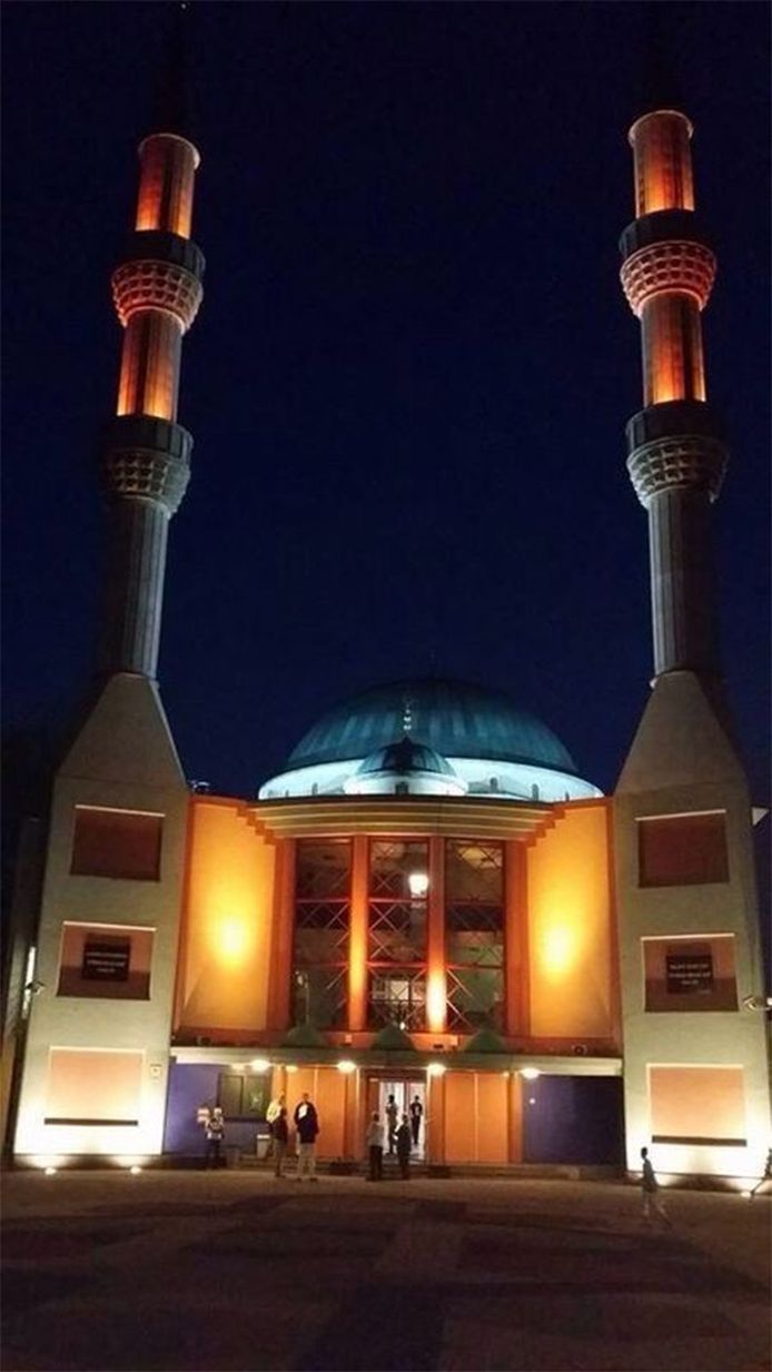 Mevlana-moskee in Rotterdam kleurt oranje | Nederlands voetbal | AD.nl