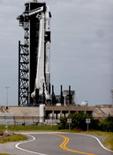 De Falcon 9-raket en de Crew Dragon-capsule op het lanceerplatform.